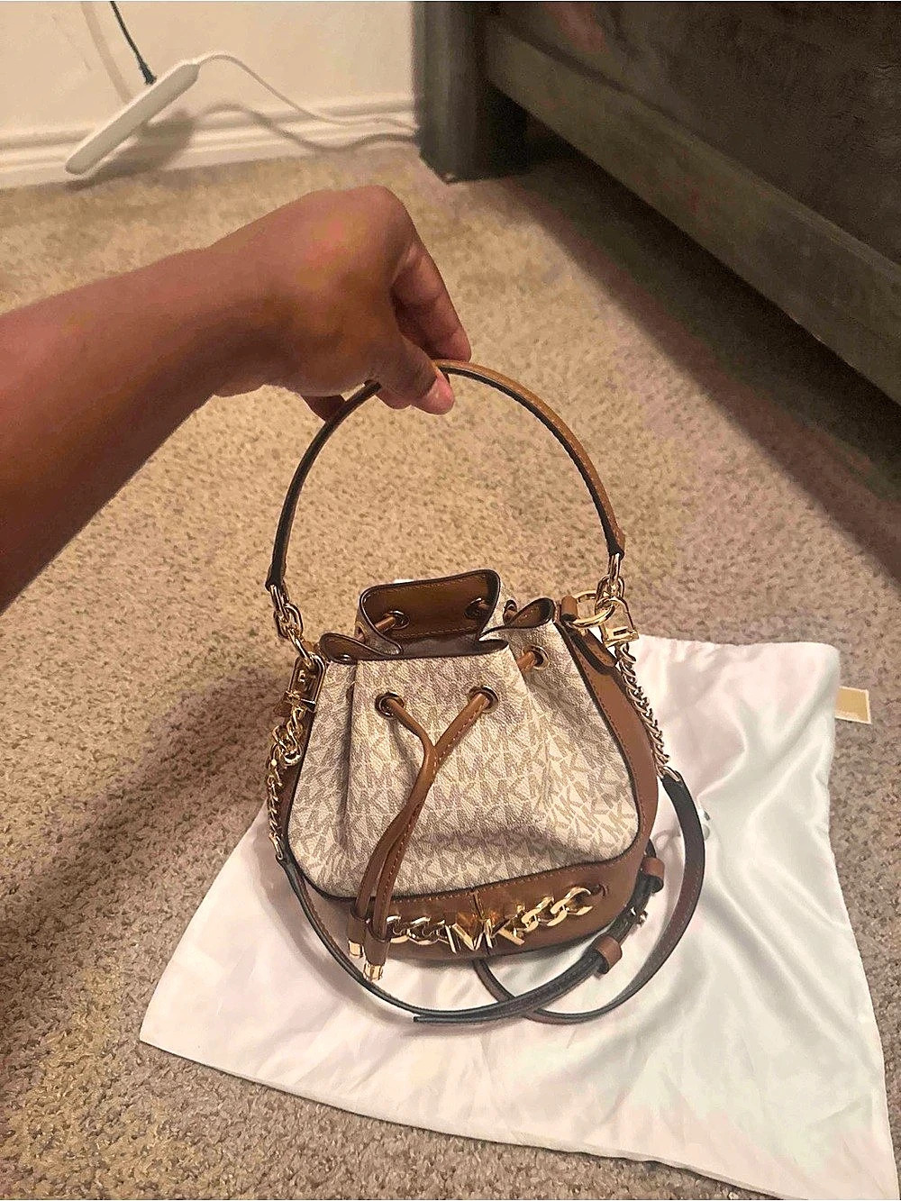 BRAND NEW NEVER USEDMichael Kors Devon Small Two-Tone Logo Bucket Bag Brown & Be
